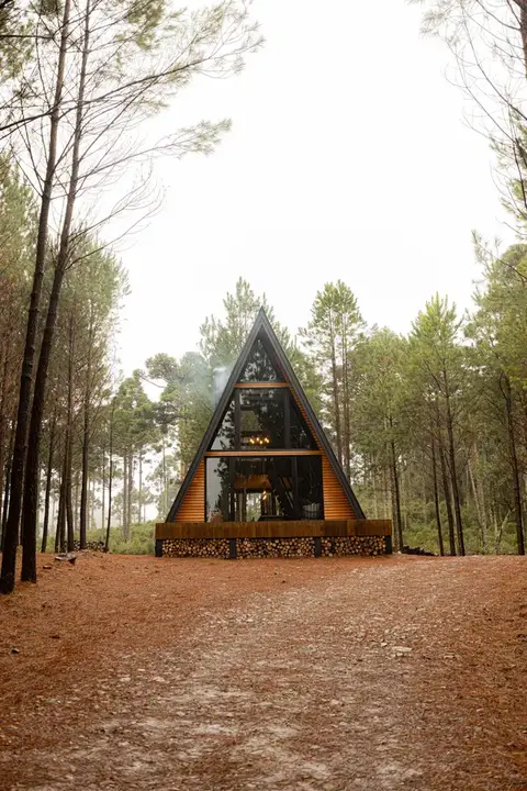 Cabana A-frame entre os pinheiros