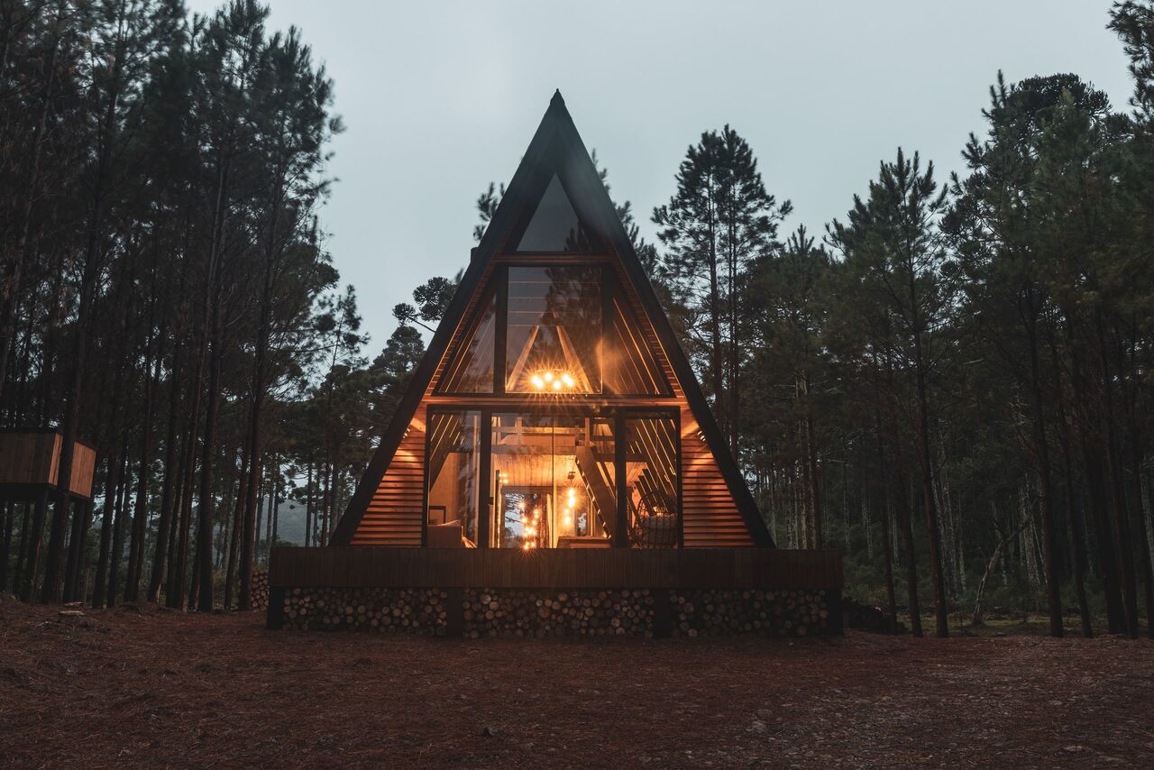 A cabana iluminada por dentro na hora azul, vidro em brasa